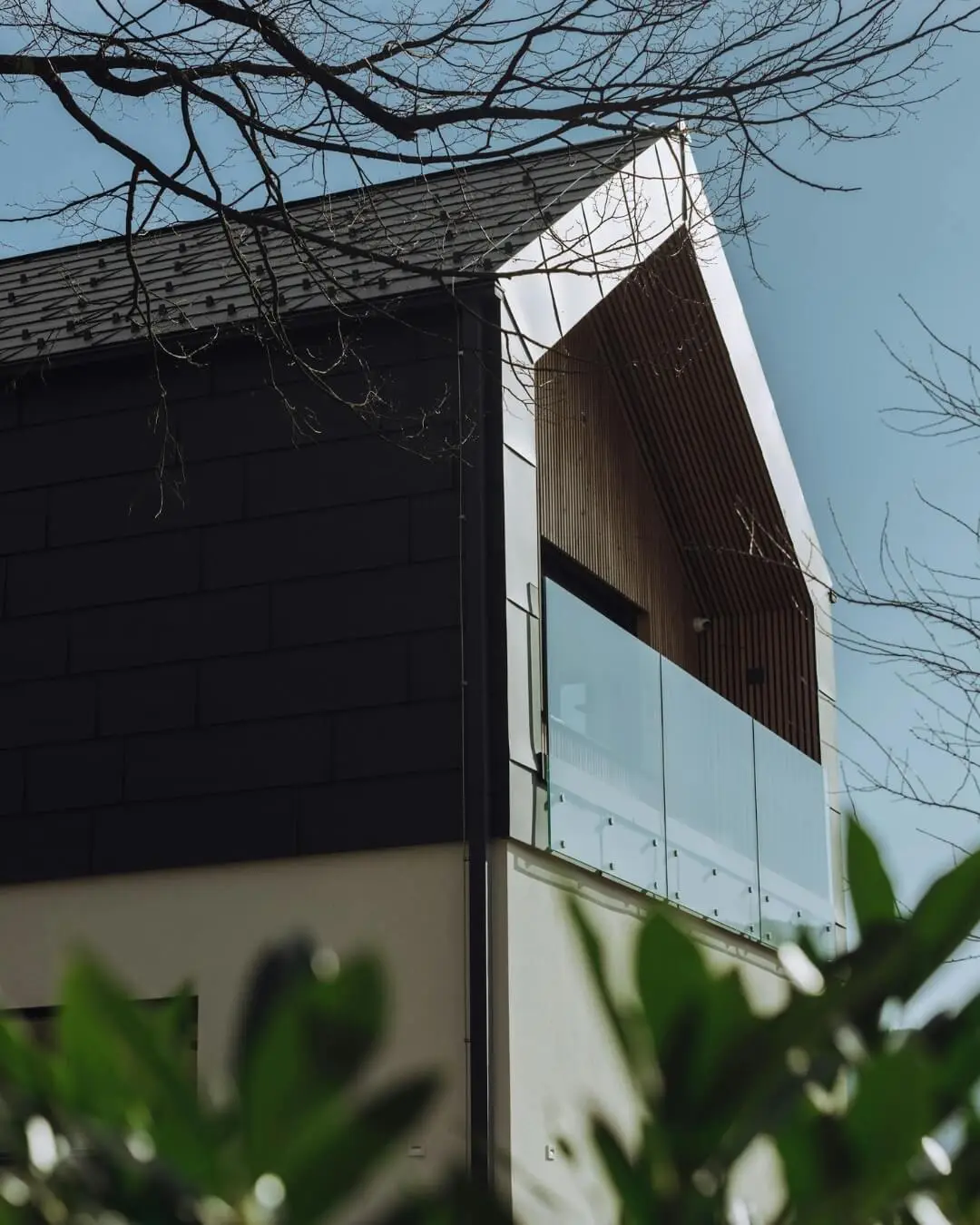 Casa Nathea moderna con balcone e finiture in legno