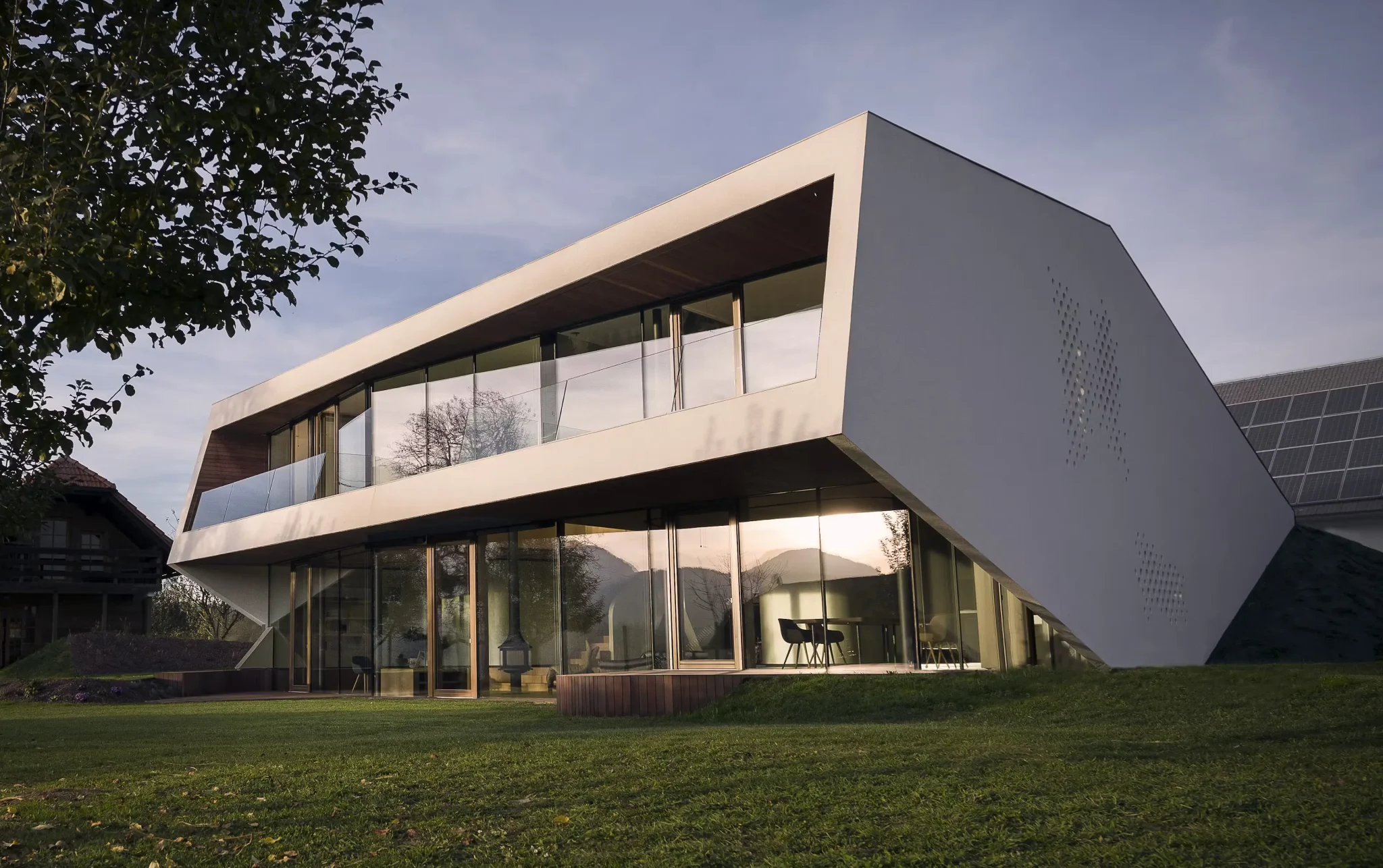 Casa moderna Nathea in bioedilizia con ampie vetrate e pannelli solari