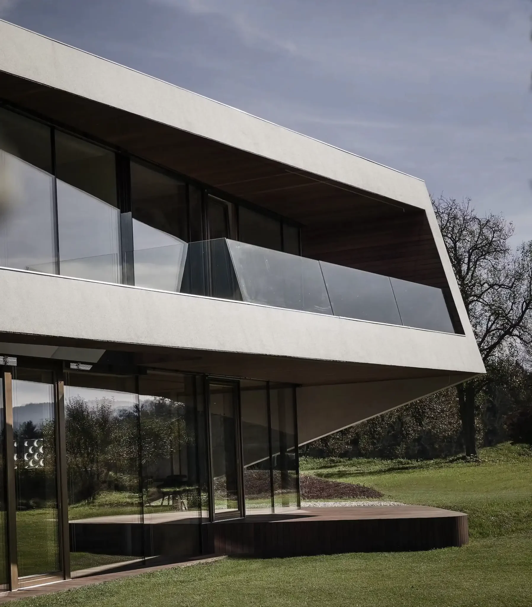 Casa moderna bianca immersa nel verde