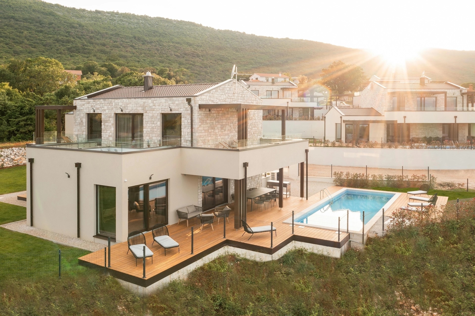Casa moderna in bioedilizia con piscina e terrazza in legno