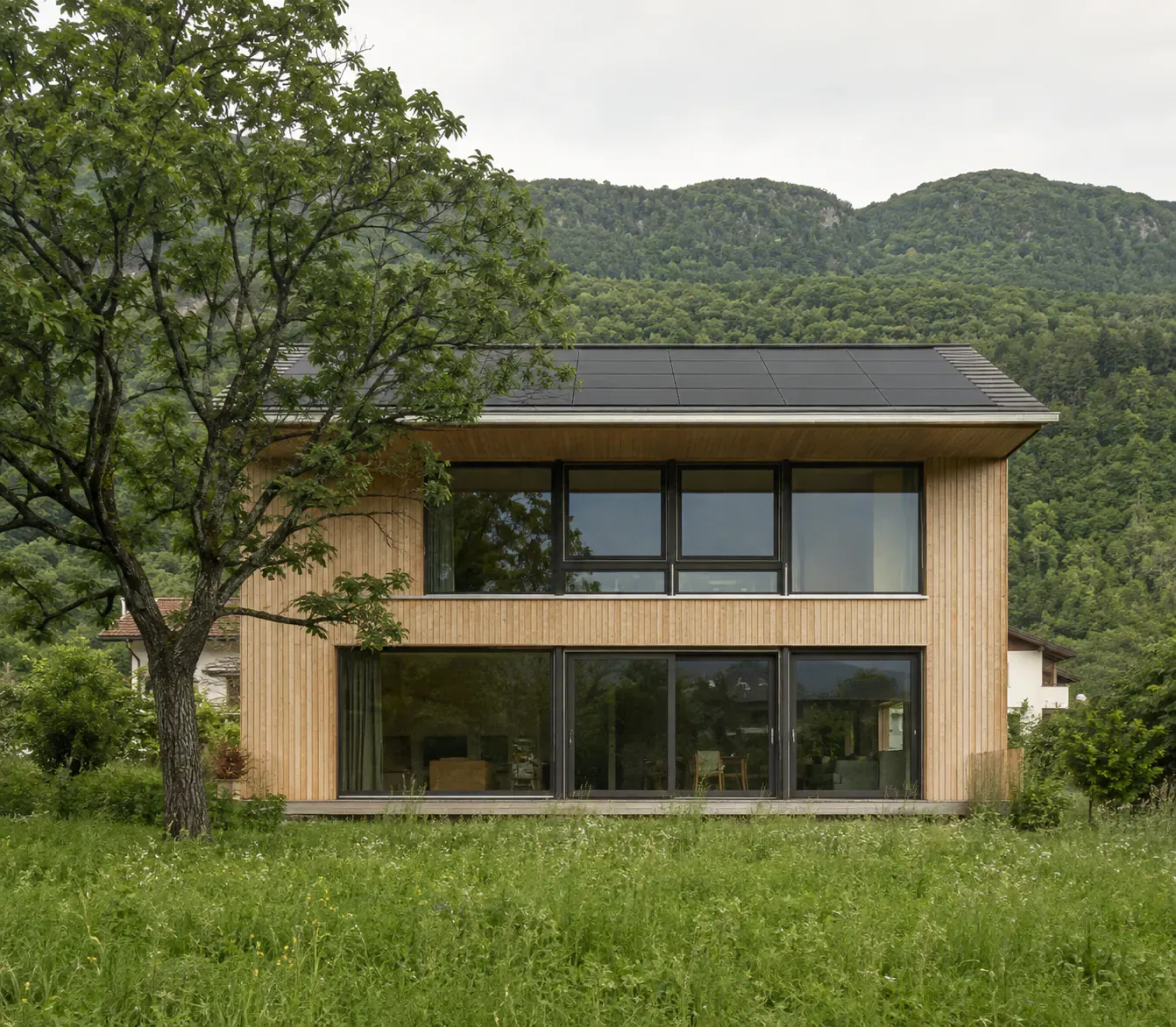 Villa moderna Nathea con grandi vetrate immersa nel verde